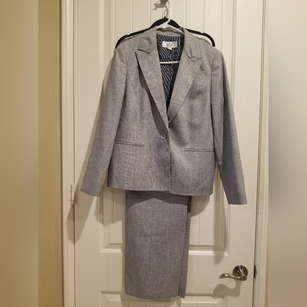 Le Suit Women's Light Gray Pant Suit